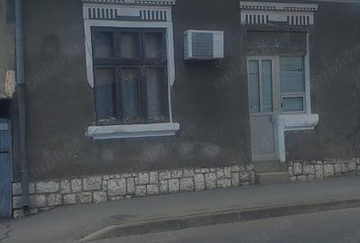 Casa amplasata pe un teren de 280mp cu potential comercial pe str Orly Casa amplasata pe un teren de 280mp cu potential comercial pe str Orly - 1