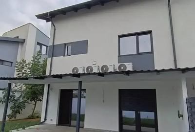 Casă cu 4 camere cu Canalizare în Central - 2