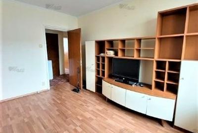 Apartament cu 3 camere semidecomandat în Obor