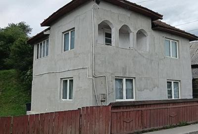 Casă cu Teren 1200 Mp în Central - 2