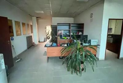 Spațiu comercial, de 120 mp, în Central - 4