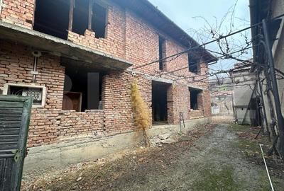 Casa la rosu cu 7 camere, 2 bai, 1 bucatarie. - 10