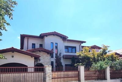 Chitila langa Lacul cu Nuferi si Padure Chitila langa Lacul cu Nuferi si Padure - 19