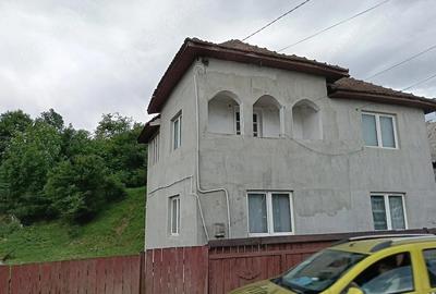 Casă cu Teren 1200 Mp în Central - 1