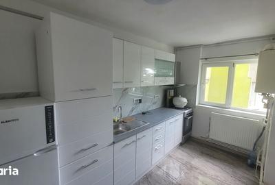 Apartament cu 2 camere semidecomandat în Micro 3 - 4