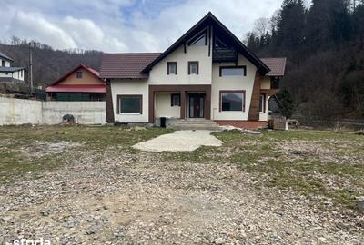 Casă cu 8 camere cu Teren 2100 Mp în Central - 7