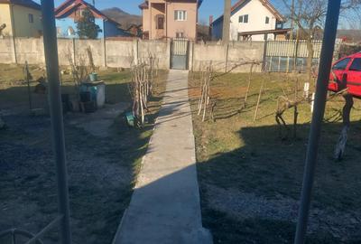 Casa de vanzare la str principala plus 1073mp.la pret de 23.000 usor Negociabil - 2