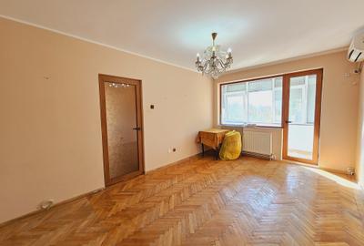 Tiglina 1, Bloc stradal, 3 camere Etajul 3, Balcon Generos - 1