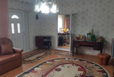 Casă cu 4 camere decomandat în Chercea - 8