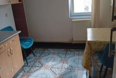 Apartament cu 2 camere decomandat în Km 4 - 3