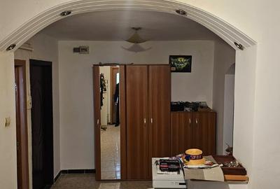 Vând apartament , 3 camere + debara,  decomandat  , etaj 3,  suprafața construit - 1