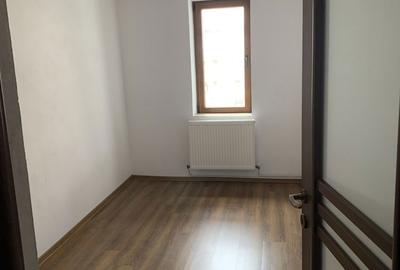 Apartament cu 3 camere semidecomandat în Central - 3