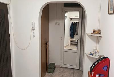 Apartament cu 2 camere decomandat în Apărătorii Patriei