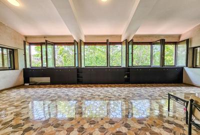 Casă individuală cu 10 camere cu Canalizare în Obor