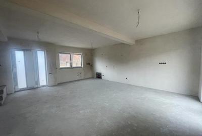 Casă cu 4 camere cu Teren 400 Mp în Luna - 11