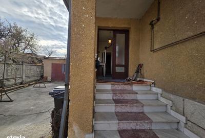 Casă cu 4 camere cu Teren 235 Mp în Central - 1