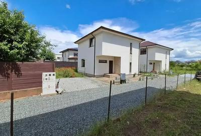 Casă cu 4 camere cu Canalizare în Vest