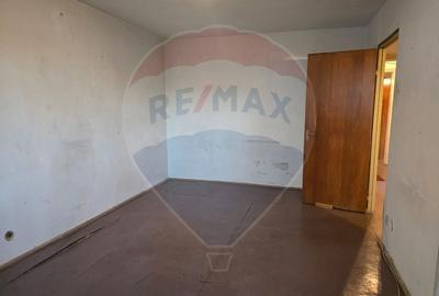 DE VANZARE Apartament cu 4 camere in zona 1 DECEMBRIE 1918 - 6