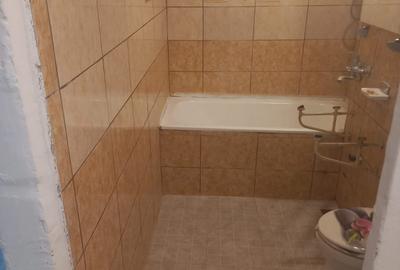 Apartament cu trei camere intr-o zona buna,partial renovat - 2
