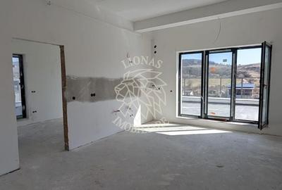 Penthouse cu 3 camere semidecomandat în Sud - 1