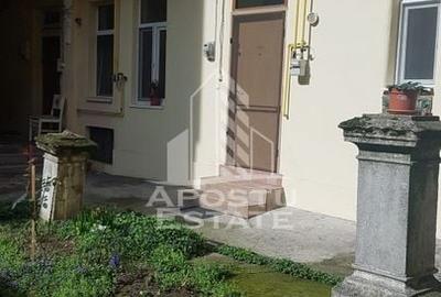 Apartament cu 3 camere nedecomandat, mobilat în P-ța Maria