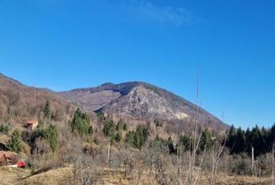 Teren de 16600 mp, în Petros - 3