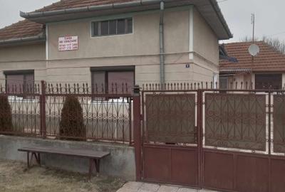 Casa de vanzare format din 2 corpuri de cladire - 1