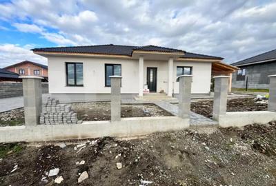 Casă cu 4 camere cu Teren 500 Mp în Unirea