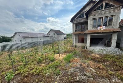 Casă cu 4 camere cu Teren 1842 Mp în Filiași - 1