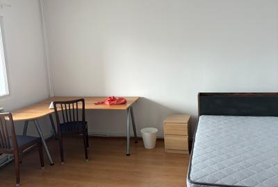 Apartament cu 4 camere decomandat în P-ța Victoriei