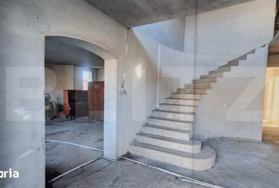 Casă cu Teren 2350 Mp în Central - 2