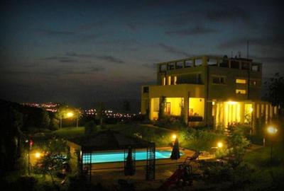 Casa individuala de lux cu piscina si teren de 4.400mp in zona VIVO - 2