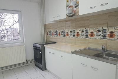 Apartament trei camere, semimobilat, renovat frumos, etaj 3, Mioritei - 11