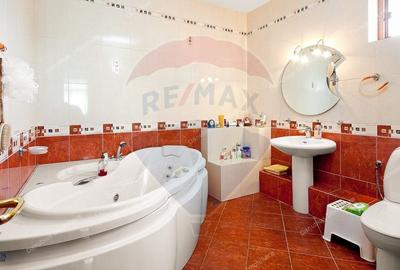 Casă individuală cu 8 camere cu Canalizare în Central - 9