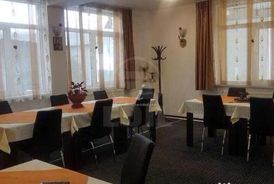 Casă cu 10 camere cu Teren 125 Mp în Lupeni - 2