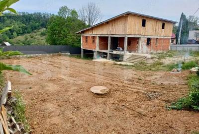 Casă cu 4 camere cu Teren 800 Mp în Florești