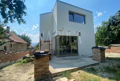 Casă individuală cu 4 camere cu Canalizare în Dâmbul Rotund