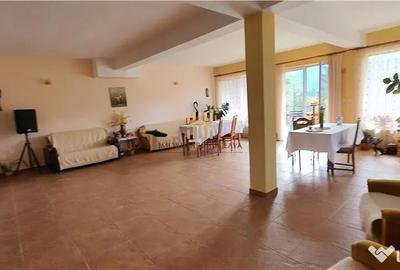 Casă cu 10 camere cu Teren 700 Mp în Durău - 4