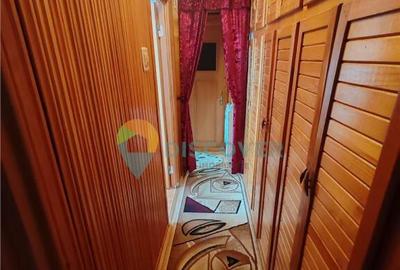 Zona Milcov , 3 camere semidecomandate , etaj intermediar , - 6