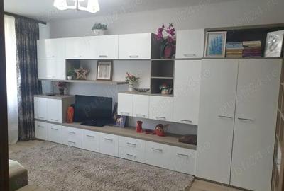 Inchiriez apartament 3 camere, Piesti, Banat, Etaj 1