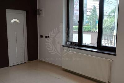 Casă cu 10 camere cu Teren 350 Mp în Central - 3