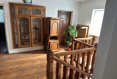 Casă cu 4 camere în Central - 1