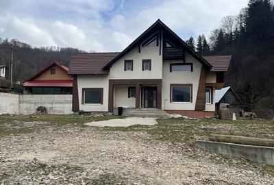 Casă cu 8 camere cu Teren 2100 Mp în Central - 4