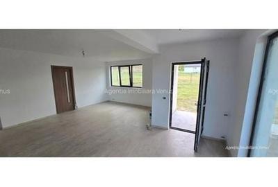 Casă cu 4 camere în Ipotești - 3