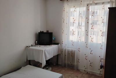 Apartament cu 3 camere decomandat în Exterior Vest