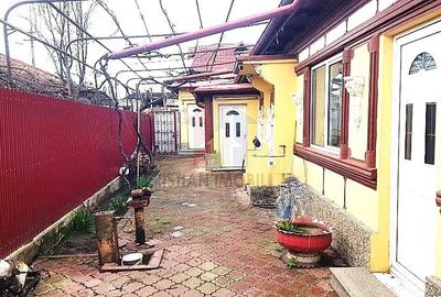 Casă cu 5 camere cu Teren 250 Mp în Chercea