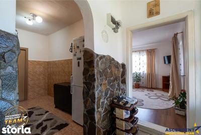 Casă cu 4 camere cu Teren 1149 Mp în Poian - 8