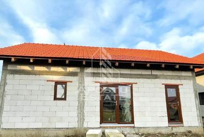 Casa, la rosu, de vanzare, in Cartierul Nou din Curtici, ... - 1