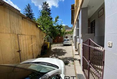 Apartament cu 3 camere semidecomandat, mobilat în Central - 1