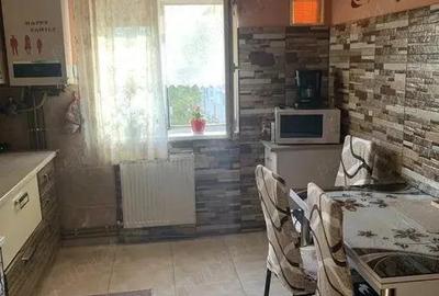 De vanzare apartament cu 3 camere in zona Soarelui decomandat etaj 3 amenajat - 1